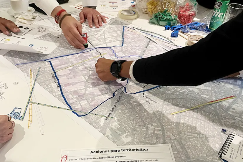 People's hands on a map of Naucalpan that lies on a table