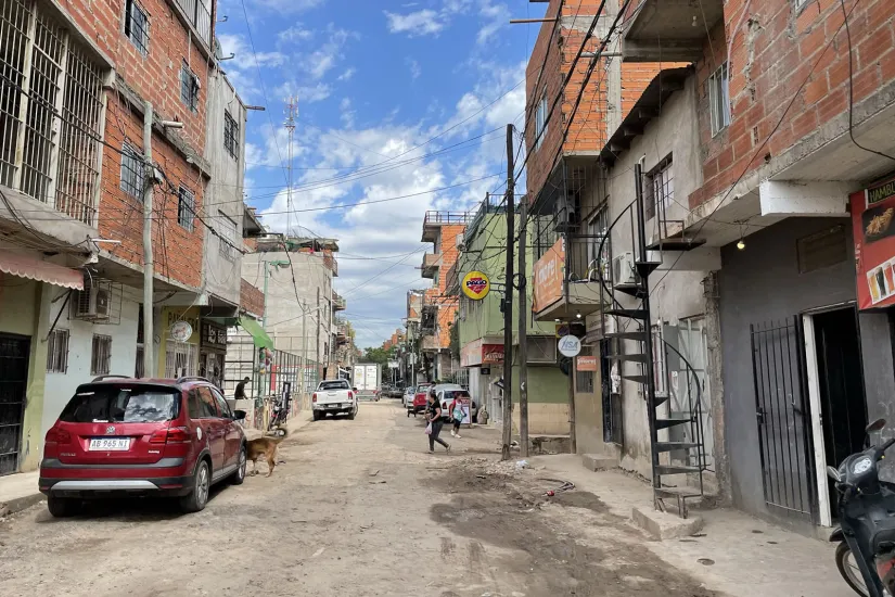 Uma rua não pavimentada na Villa 20, Buenos Aires.