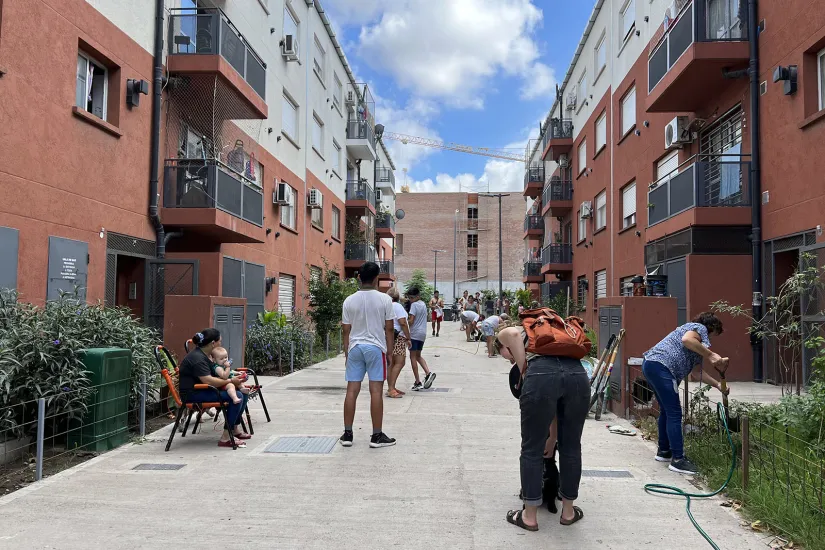 Un grupo de personas cultiva un huerto en Villa 20, Buenos Aires.