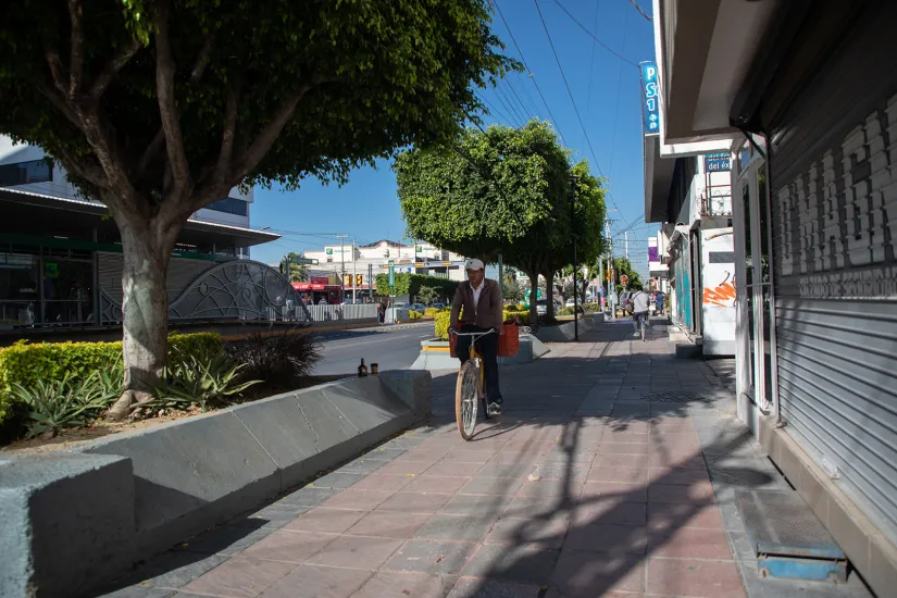 Ciclista en un carril bici de un barrio de Léon, México.