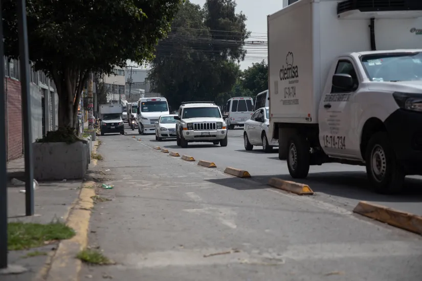 Coches y camiones blancos en una calle de Naucalpan.