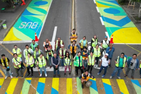 Foto de grupo de pessoas em uma rua pintada