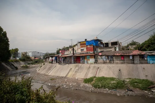Asentamientos informales en la ribera de un río.