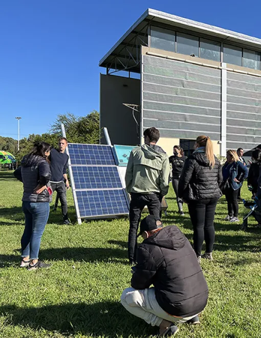 Visit to Paseo Ambiental del Sur APRA, April 2022. Source TUC Program. People in front of solar panels during a visit to Paseo Ambiental del Sur APRA