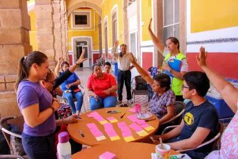 Un grupo de personas en una reunión.