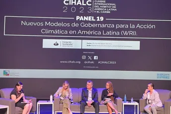 Um painel de discussão em um palco de conferência.