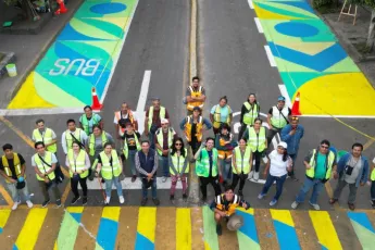 Foto de grupo de pessoas em uma rua pintada