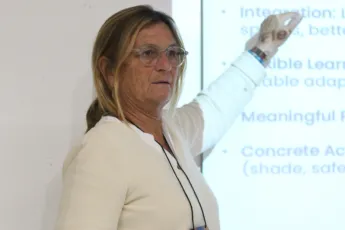 Uma pessoa faz uma apresentação