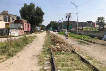 Un hombre camina por las vías del tren