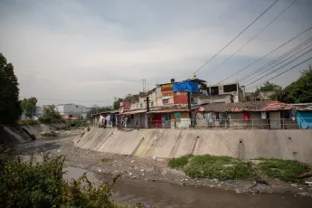 Asentamientos informales en la ribera de un río. © WRI Mexico Asentamientos informales en la ribera de un río.