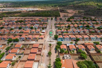 Vista aérea de um bairro residencial em Teresina, Brasil.