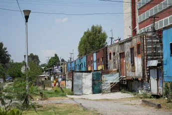 Assentamentos informais próximos ao rio Hondo em Naucalpan, México